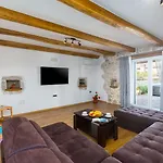 Holiday home Idyllisches Istrisches Steinhaus Mit Whirlpool, Tischtennis, Grill Und Klimatisierten Schlafzimmern