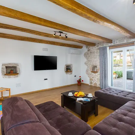 펜션 Idyllisches Istrisches Steinhaus Mit Whirlpool, Tischtennis, Grill Und Klimatisierten Schlafzimmern