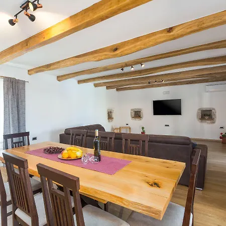 Idyllisches Istrisches Steinhaus Mit Whirlpool, Tischtennis, Grill Und Klimatisierten Schlafzimmern بيت للعطل *