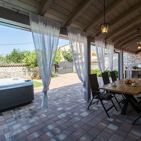 Idyllisches Istrisches Steinhaus Mit Whirlpool, Tischtennis, Grill Und Klimatisierten Schlafzimmern بيت للعطل *