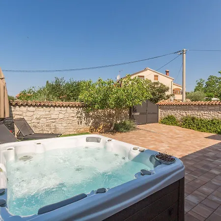 Idyllisches Istrisches Steinhaus Mit Whirlpool, Tischtennis, Grill Und Klimatisierten Schlafzimmern بيت للعطل