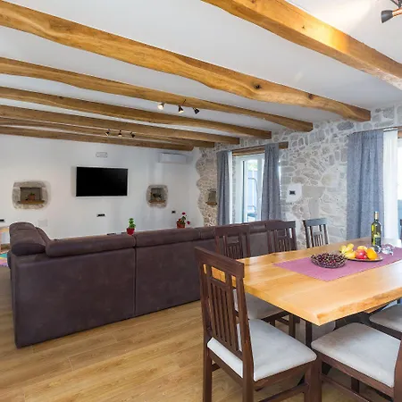 Vakantiehuis Idyllisches Istrisches Steinhaus Mit Whirlpool, Tischtennis, Grill Und Klimatisierten Schlafzimmern